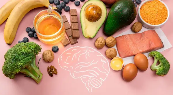 Bananes, myrtilles, chocolat, avocat, saumon, œufs, brocolis, noix, lentilles. Quelle est la meilleure vitamine pour le cerveau ? Ces aliments sont excellents pour la santé cérébrale.