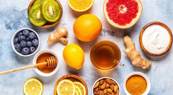 Fruits, miel, gingembre, curcuma, amandes, yaourt et thé. Une invitation à la dégustation, loin de toute zona alimentation à éviter.