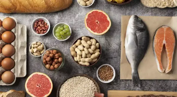 Œufs, poisson, fruits et noix, sources de vitamine B9 pour une alimentation équilibrée.