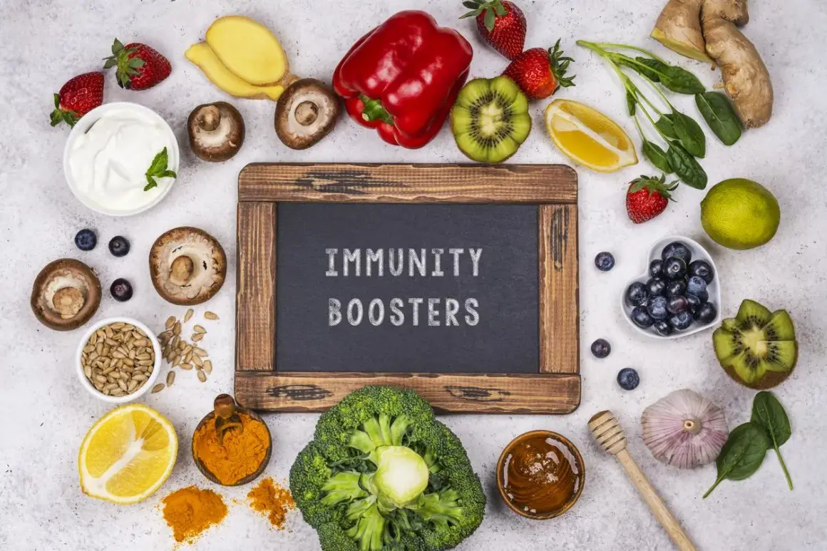 Assortiment d'aliments colorés : fraises, kiwis, brocolis, citron, curcuma, ail, gingembre, myrtilles, champignons, poivron rouge, épinards, graines de tournesol, yaourt. Ces aliments sont excellents pour le système immunitaire.