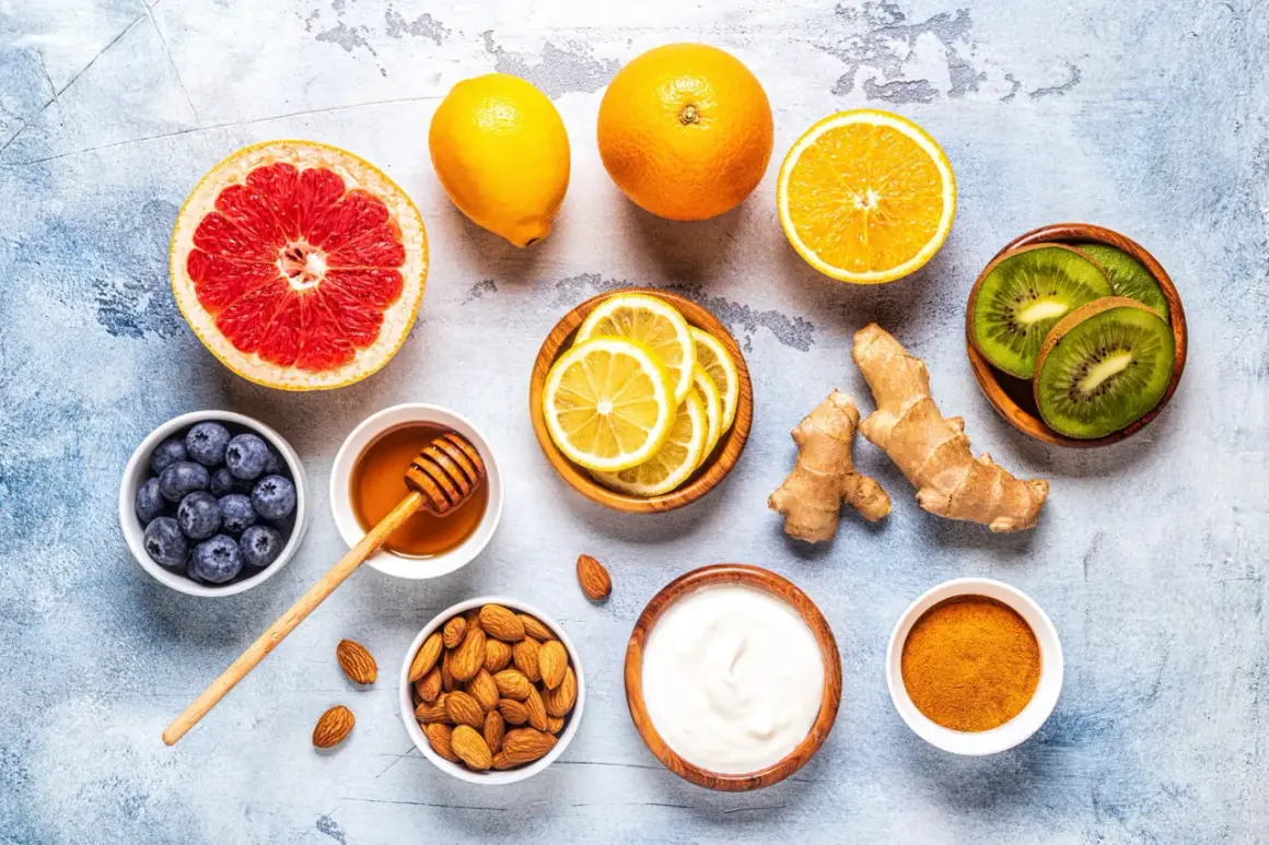 Agrumes, baies, miel, gingembre, curcuma, yaourt et amandes pour renforcer le système immunitaire.