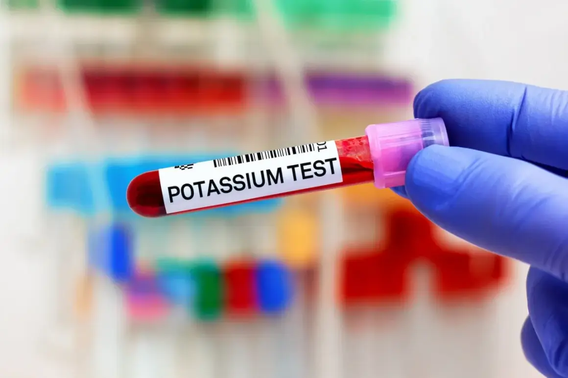 Main tenue un tube de test sanguin étiqueté "POTASSIUM TEST". Un manque de potassium peut être détecté.