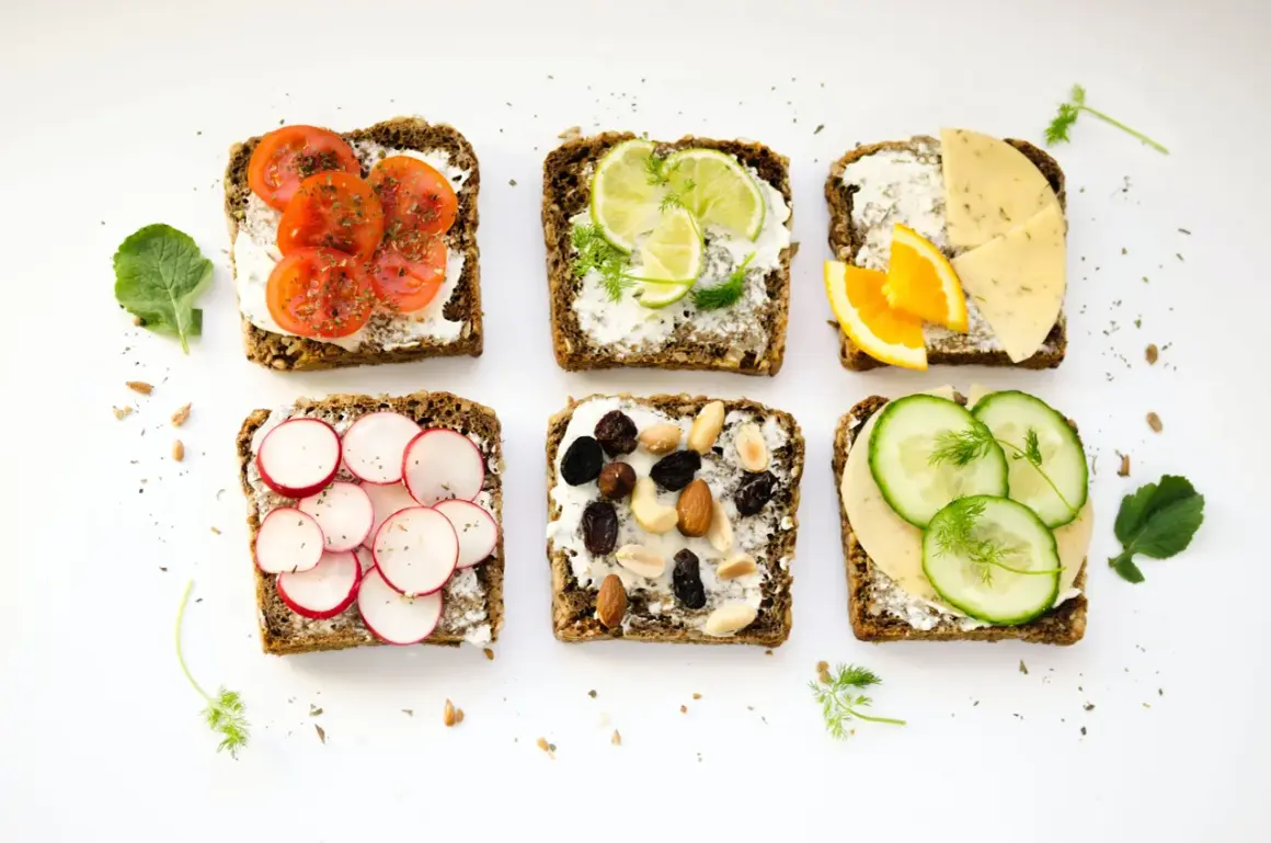 Six tartines variées : tomates, radis, agrumes, fromage, fruits secs et concombre. Un menu type femme 50 ans, sain et coloré.
