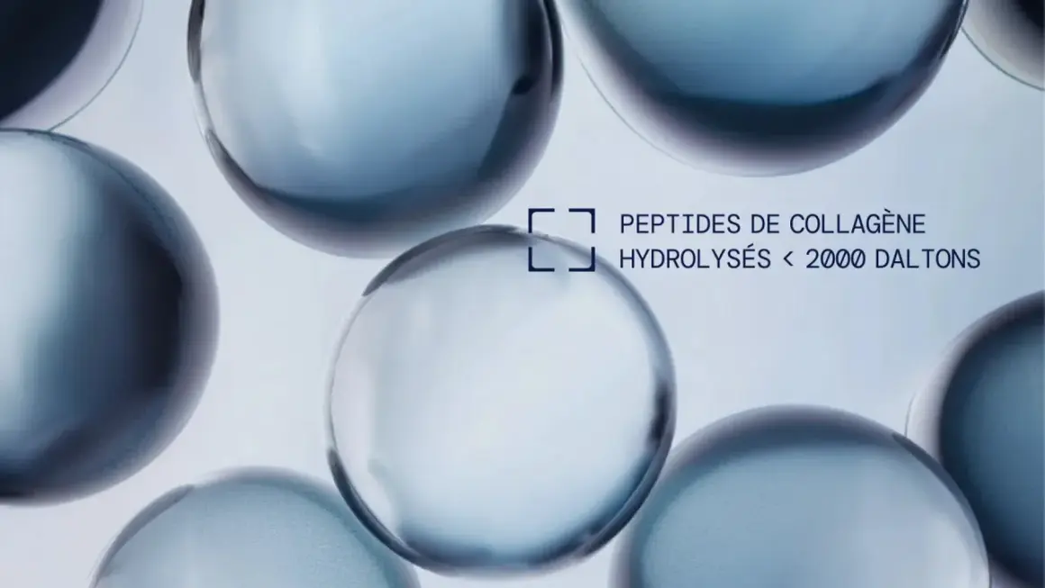 Des sphères bleutées et translucides, évoquant la pureté. Un texte indique : "Peptides de collagène hydrolysés < 2000 Daltons", expliquant c'est quoi le collagène.