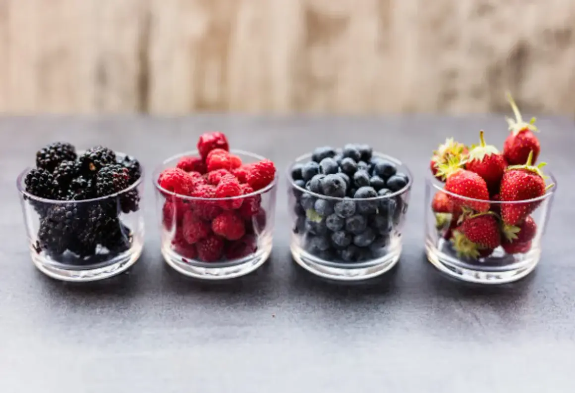 Quatre coupelles de fruits rouges : mûres, framboises, myrtilles et fraises. Un aliment idéal pour la mémoire et la concentration.