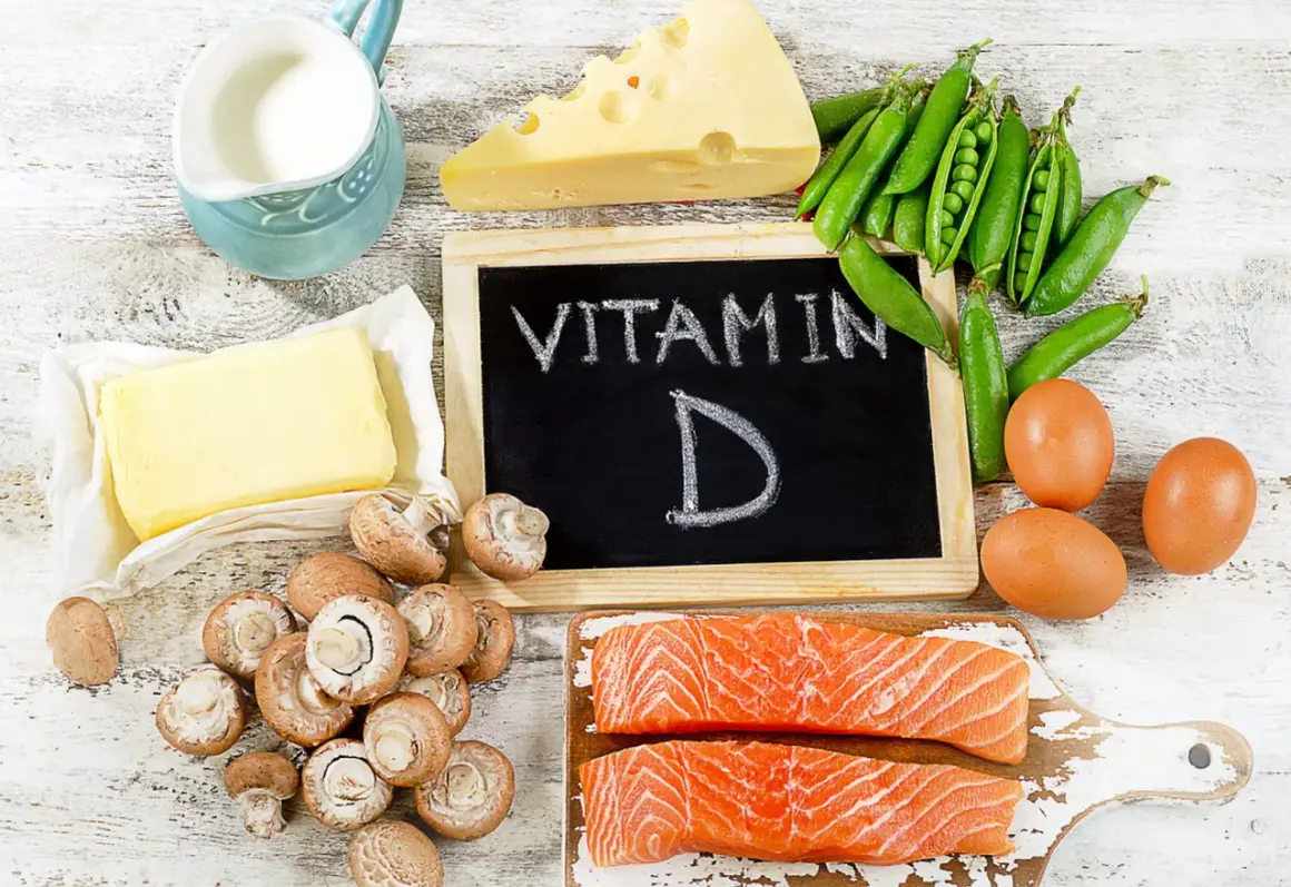 Un remède de grand-mère contre le manque de vitamine D : saumon, œufs, champignons, fromage, beurre, lait et petits pois.