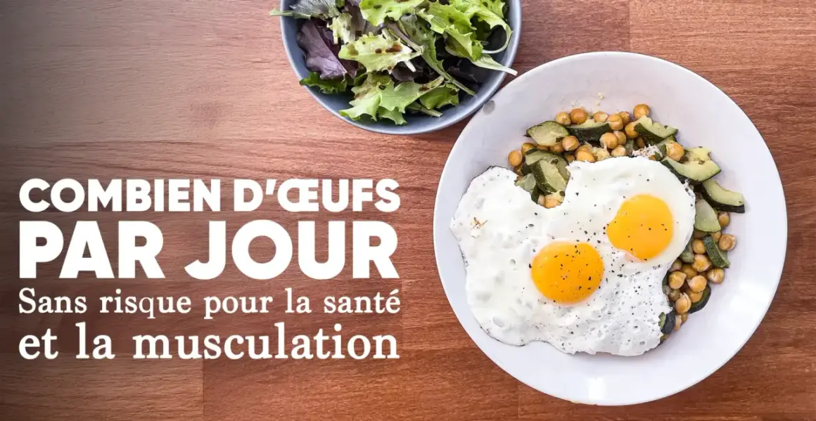 Deux œufs au plat sur un lit de pois chiches et courgettes. La question : combien d'œufs par jour pour la santé et la musculation ?