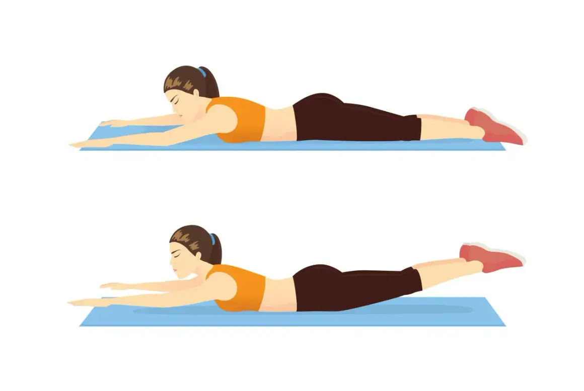 Femme effectuant un exercice pour renforcer le muscle bas du dos, allongé sur un tapis, bras tendus devant, puis soulevant les jambes.