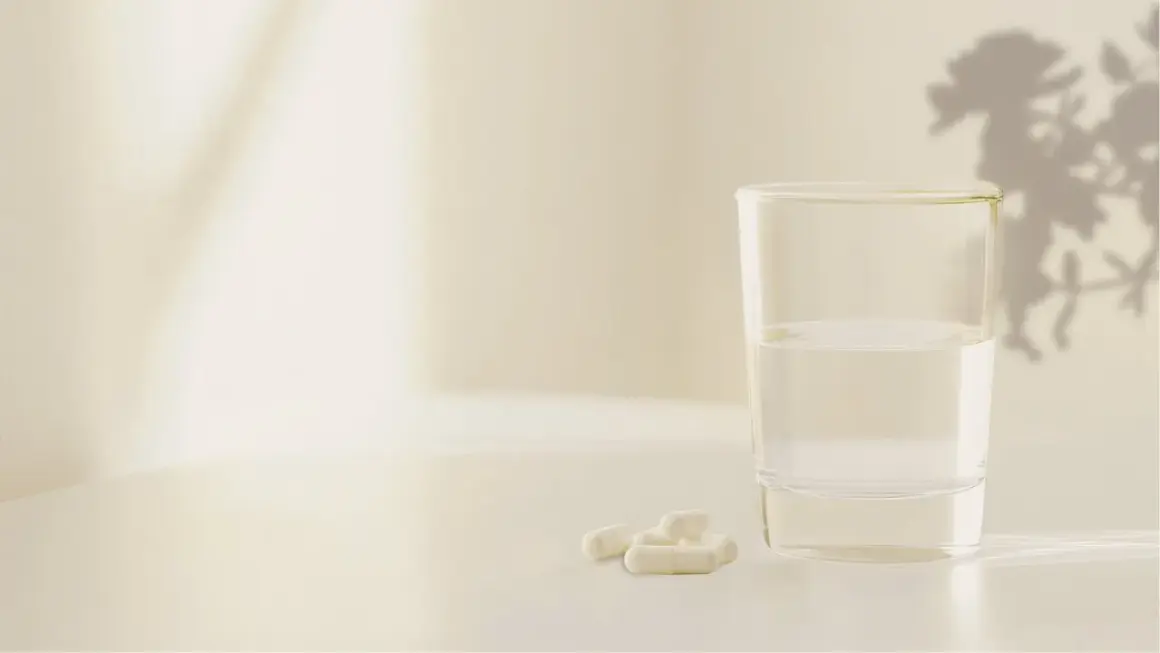 Verre d'eau et gélules. La mélatonine 1.9 mg effets secondaires potentiels sont une préoccupation pour certains.