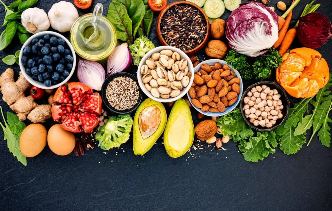 Fruits, légumes, noix, graines, œufs, riz noir, quinoa. Une liste d'aliments pour un régime pauvre en cholestérol.