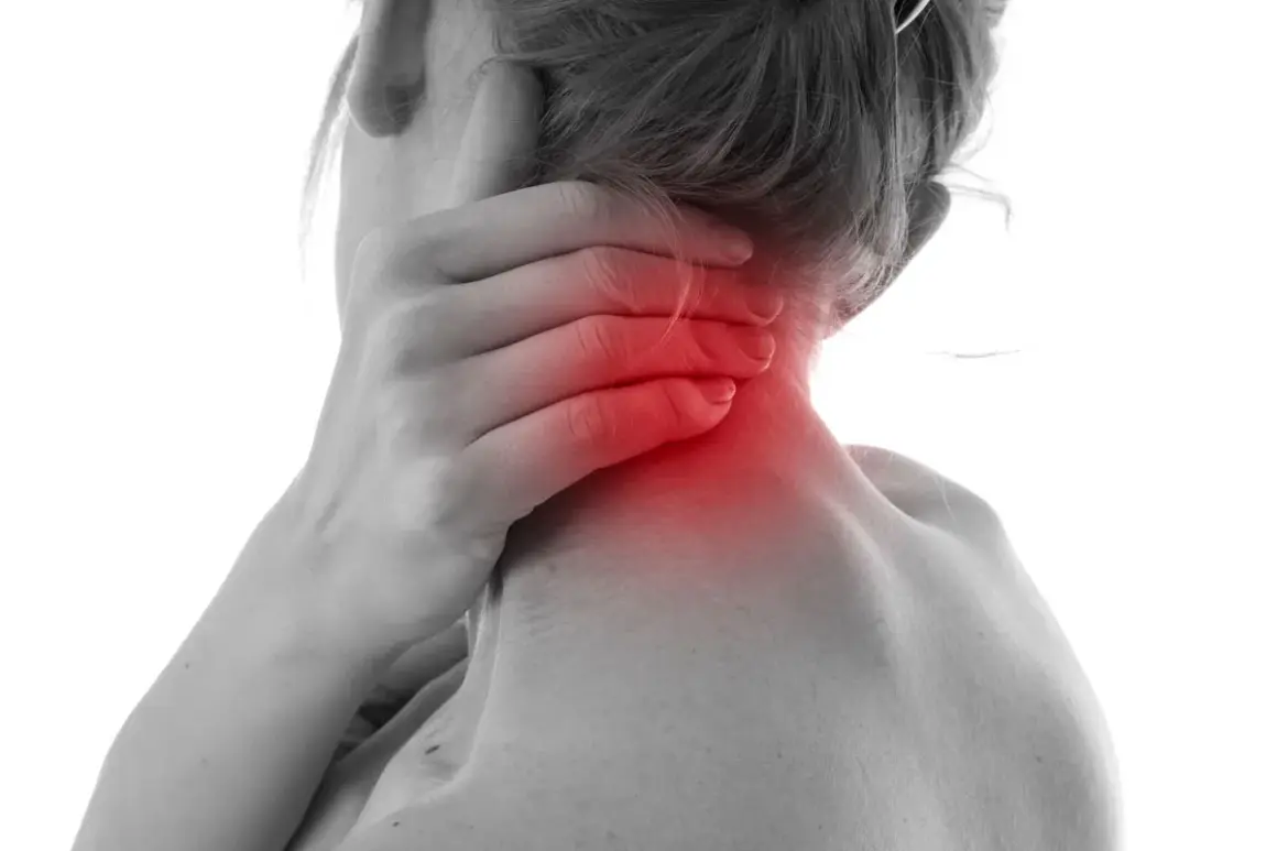 Main d'une personne tenant son cou, zone rouge indiquant des douleurs cervicales et dorsales. Que faire pour soulager ?