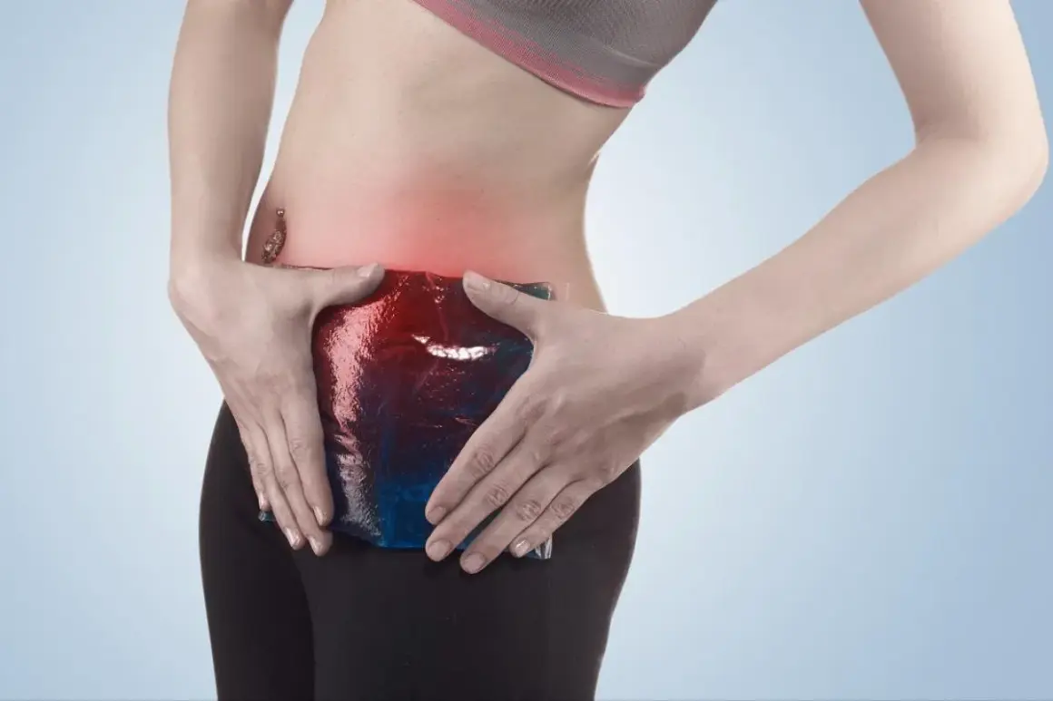 Femme appliquant une poche de glace sur sa zone douloureuse, symptomatique d'une pubalgie sans sport.