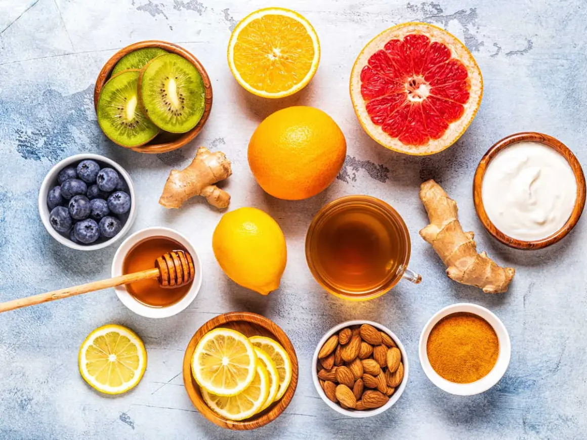 Fruits, miel, gingembre, curcuma, amandes, yaourt et thé. Une invitation à la dégustation, loin de toute zona alimentation à éviter.