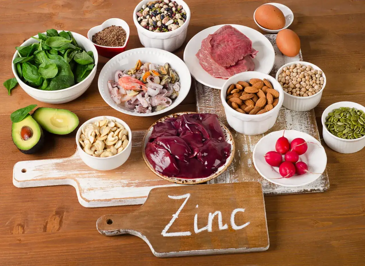 Assiette de foie, viande rouge, fruits de mer, noix, graines, légumes et œufs, tous riches en zinc pour la peau.