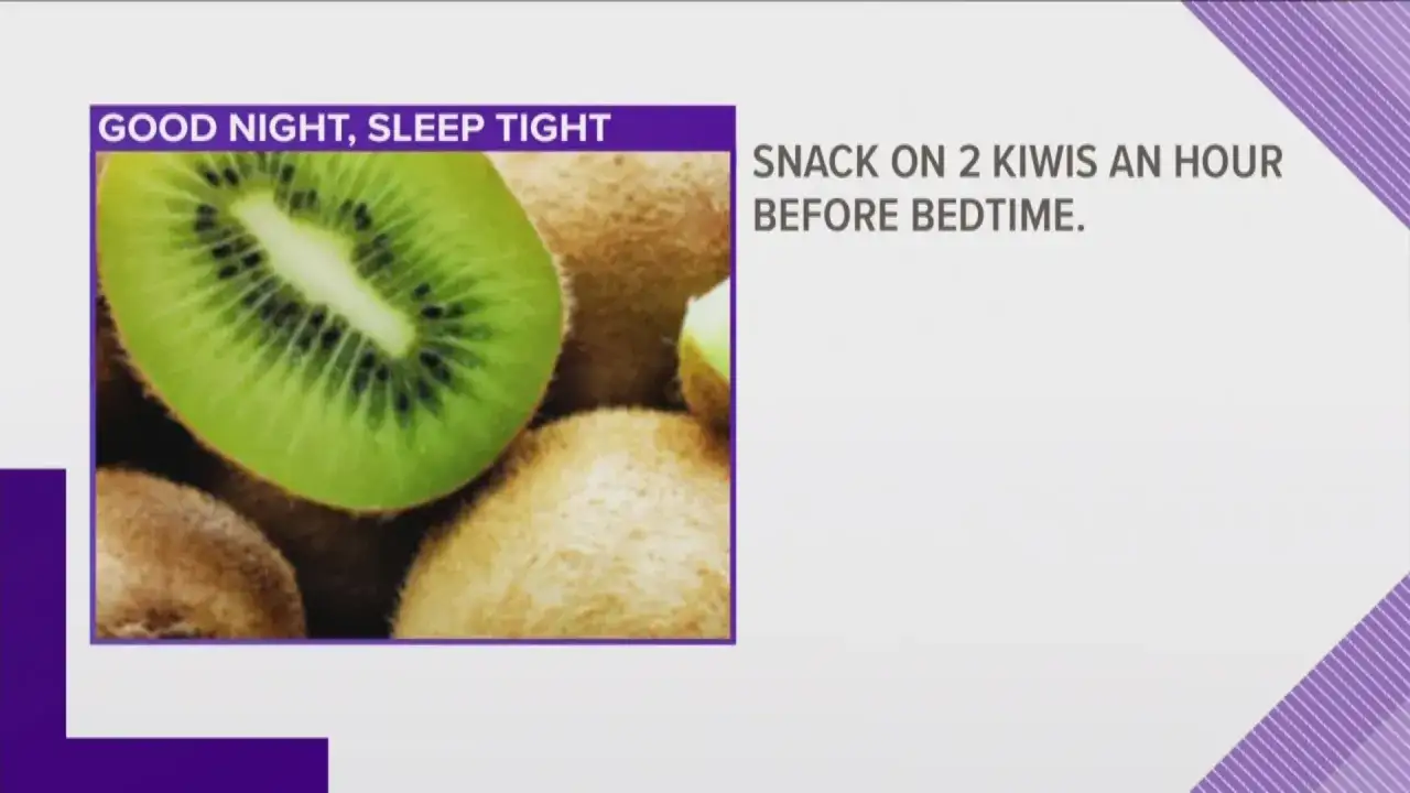 Un kiwi coup&eacute; en deux, r&eacute;v&eacute;lant sa chair verte et ses p&eacute;pins noirs. Un conseil pour manger un kiwi le soir : deux kiwis une heure avant le coucher.