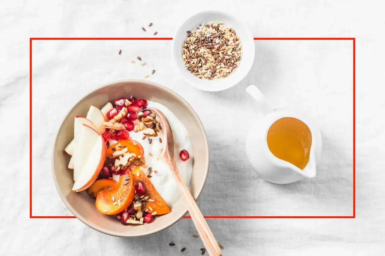 Un bol de yaourt garni de fruits frais, noix et graines de lin. Les bienfaits de la graine de lin pour la santé sont nombreux.
