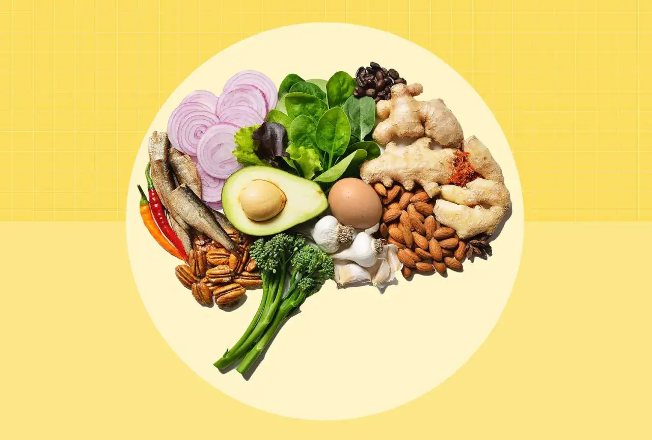 Assortiment d'aliments formant un cerveau : poisson, avocat, noix, brocoli, ail, gingembre, œuf, café, oignon, épinards. 10 aliments bon pour le cerveau.
