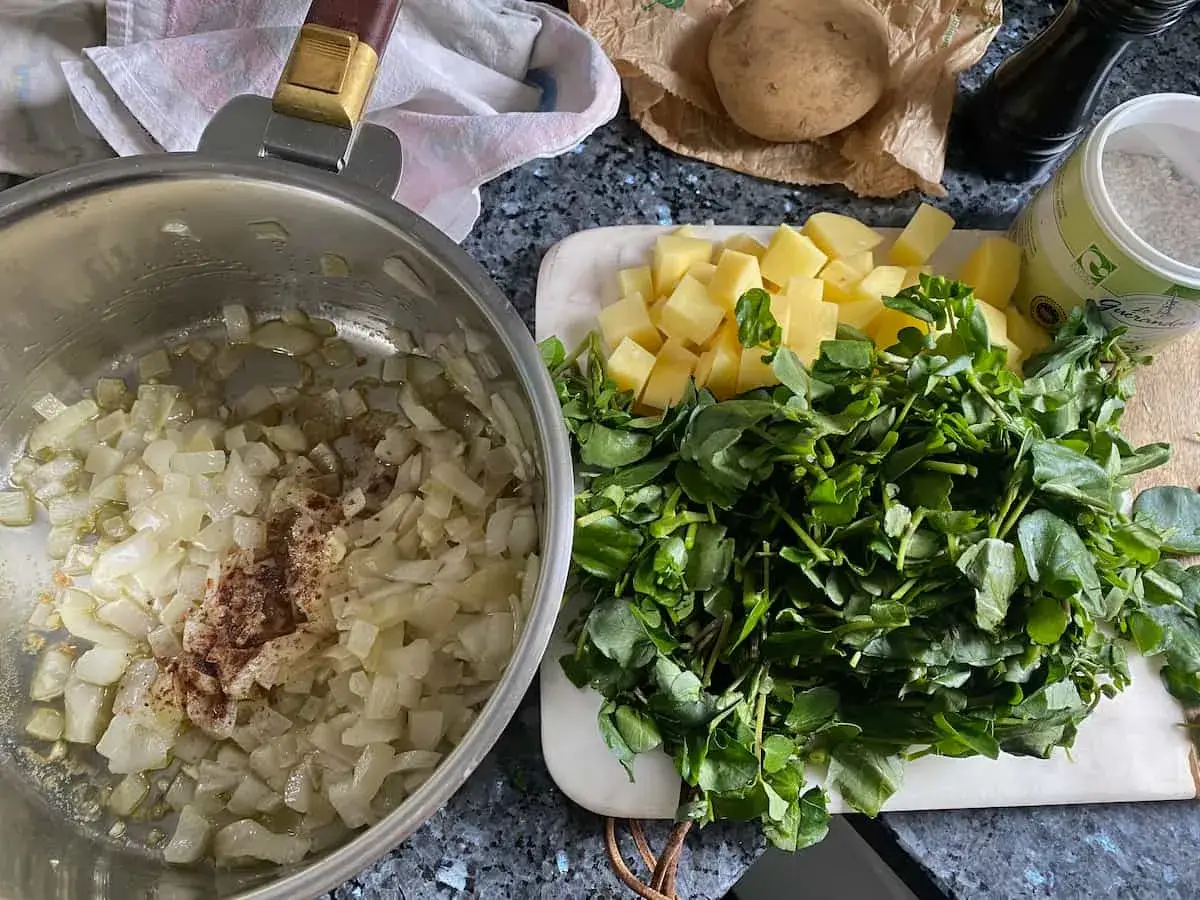 Préparation d'une soupe réconfortante : oignons, pommes de terre, cresson et épices pour un bon sommeil.