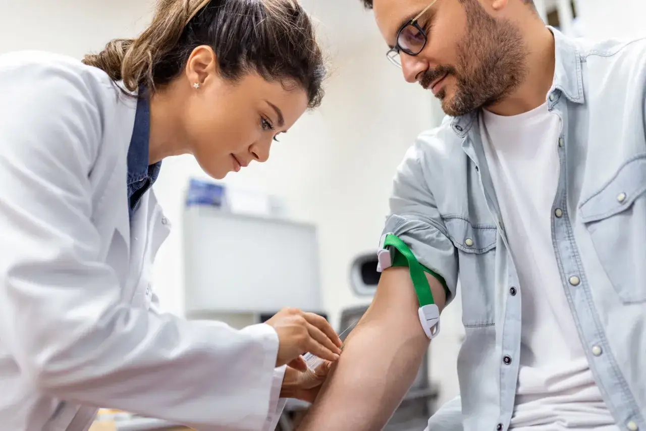 Infirmière préparant une prise de sang. Pour savoir comment faire baisser sa glycémie avant une prise de sang, consultez un professionnel de santé.