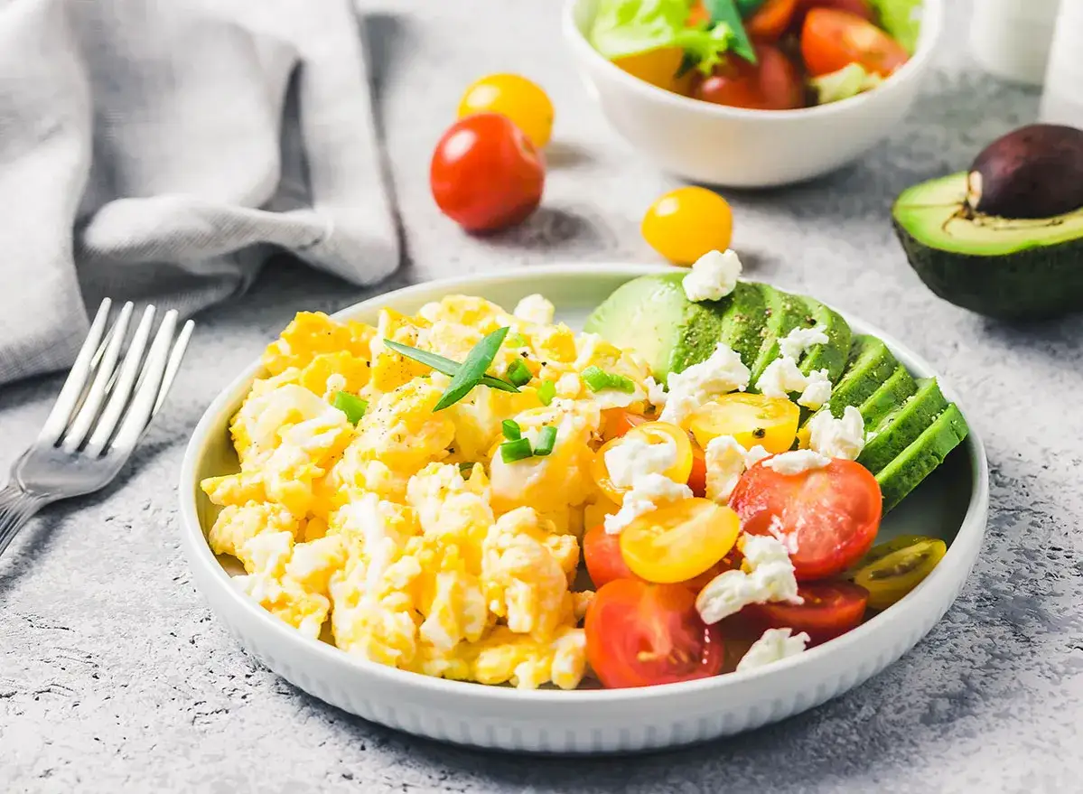Œufs brouillés, avocat, tomates cerises et fromage frais. Un menu type femme 50 ans, léger et savoureux pour bien commencer la journée.