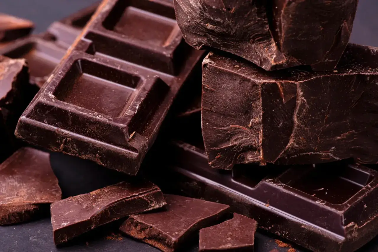 Morceaux de chocolat noir, parfaits pour savoir que manger en cas de baisse de tension. Une gourmandise réconfortante.