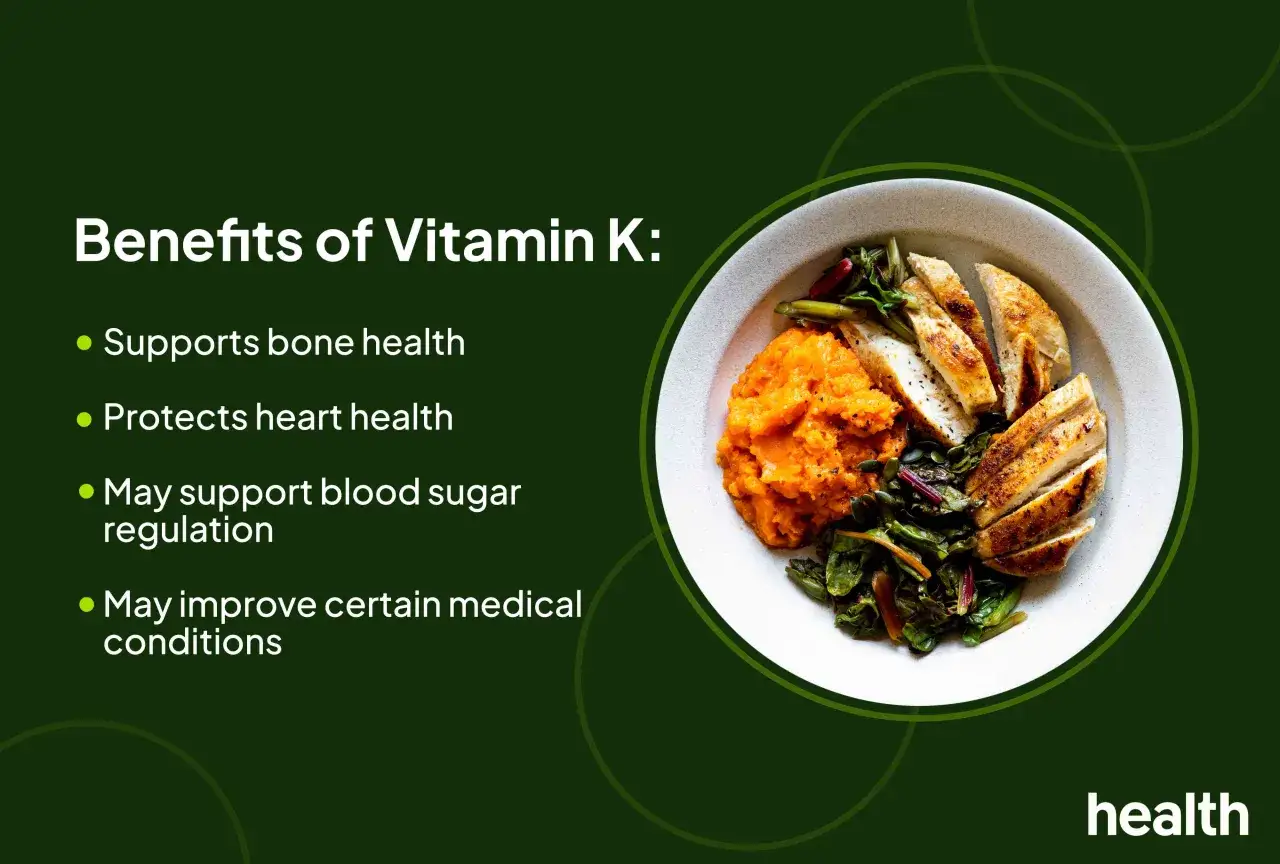 Assiette de poulet grillé, purée de patates douces et légumes verts, illustrant les vitamine k2 bienfaits pour la santé osseuse et cardiaque.
