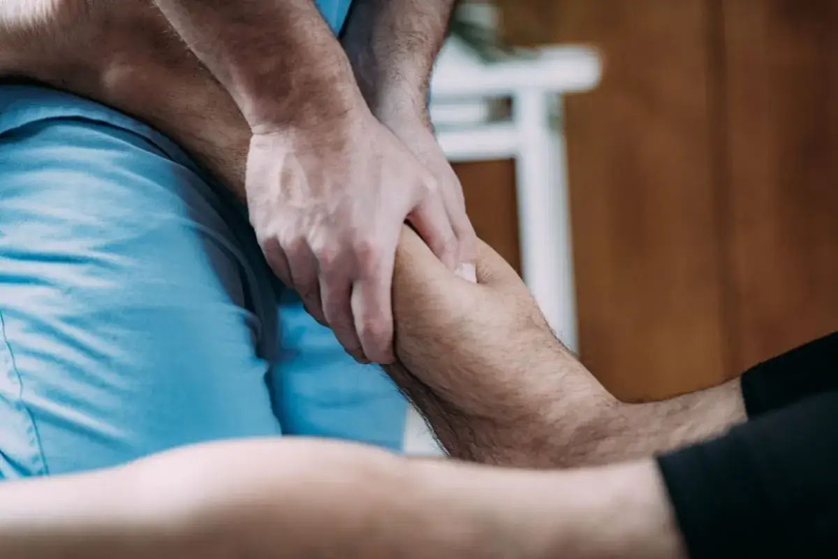 Mains massant un mollet poilu, soulageant la douleur aux 2 mollets quand je marche.