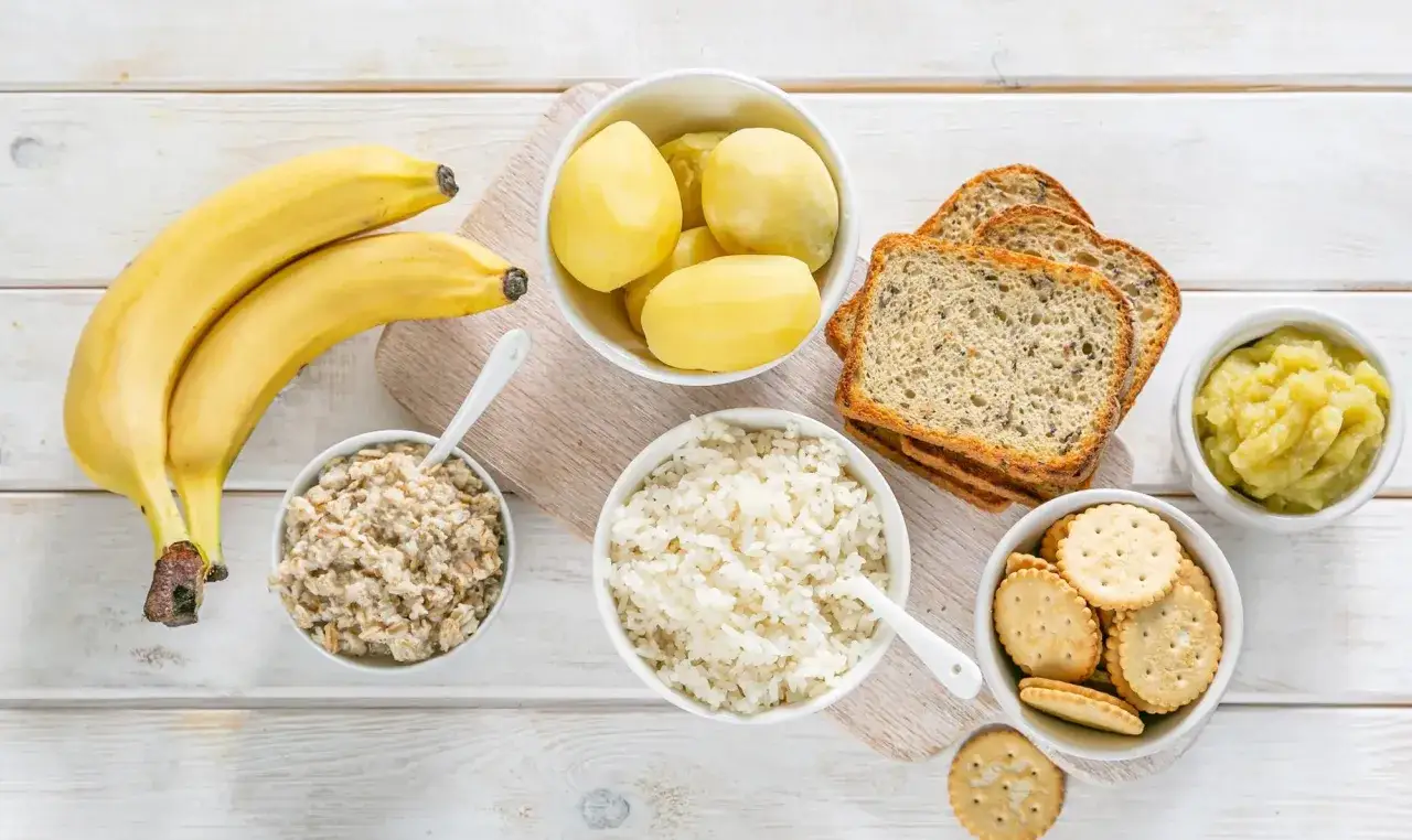 Bananes, riz, pommes de terre, flocons d'avoine, pain et biscuits : un régime doux pour l'intoxication alimentaire, un traitement naturel réconfortant.