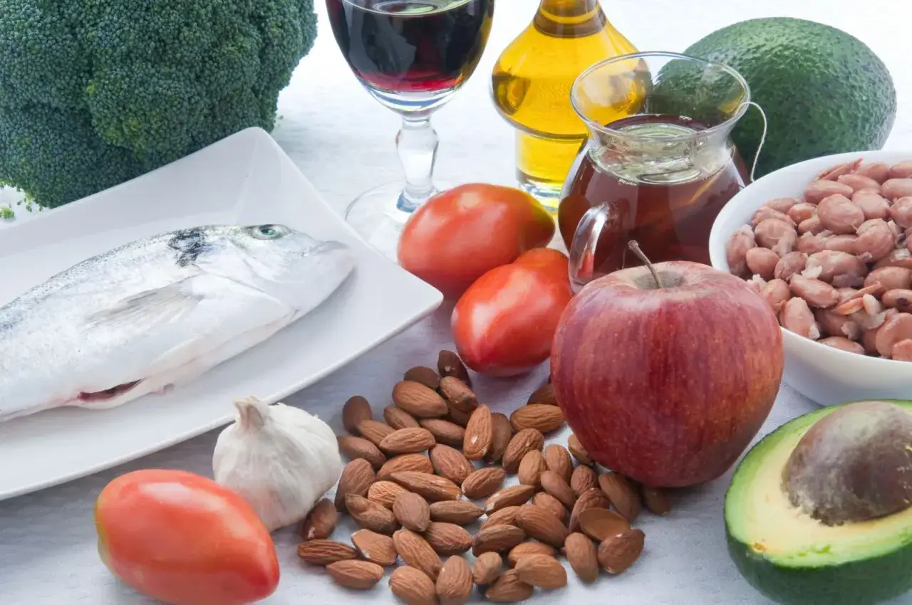Poisson, brocoli, avocats, tomates, pommes, amandes, ail, haricots, huile d'olive, vinaigre. Une sélection d'aliments pour une liste aliments interdits cholestérol.
