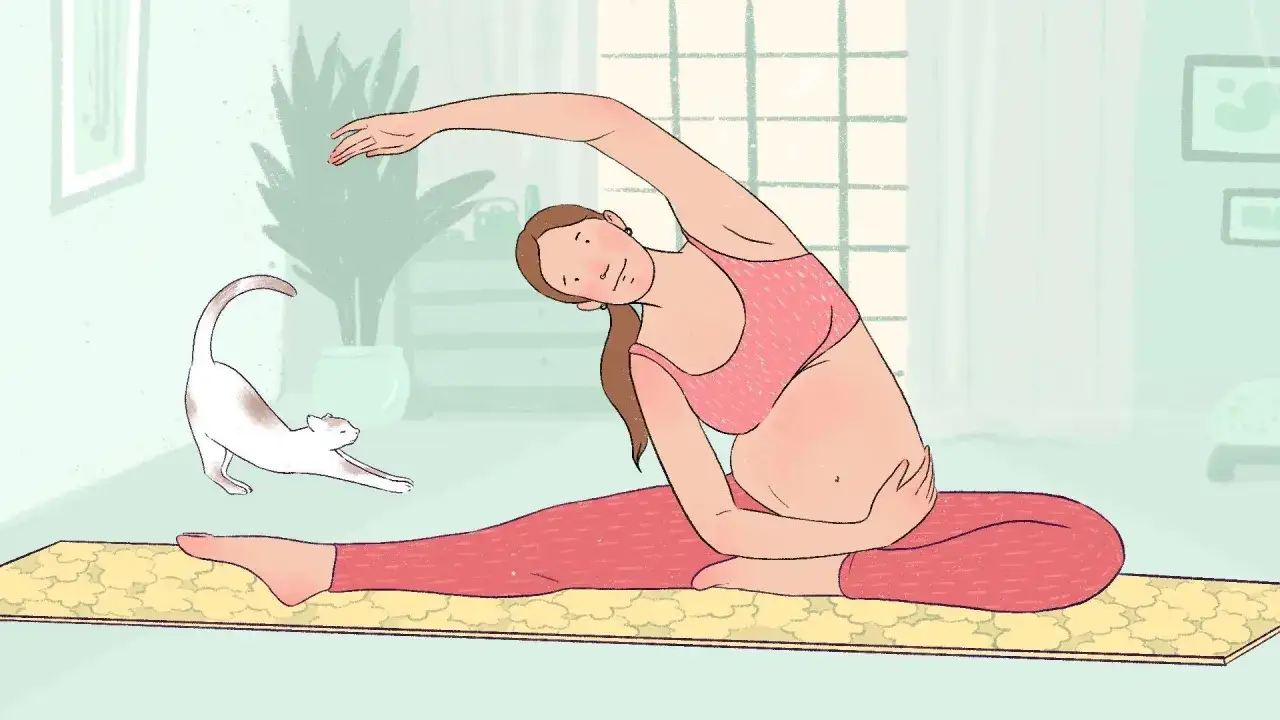 Femme enceinte faisant du yoga, étirant son corps et son bassin. Un chat s'étire à ses côtés.