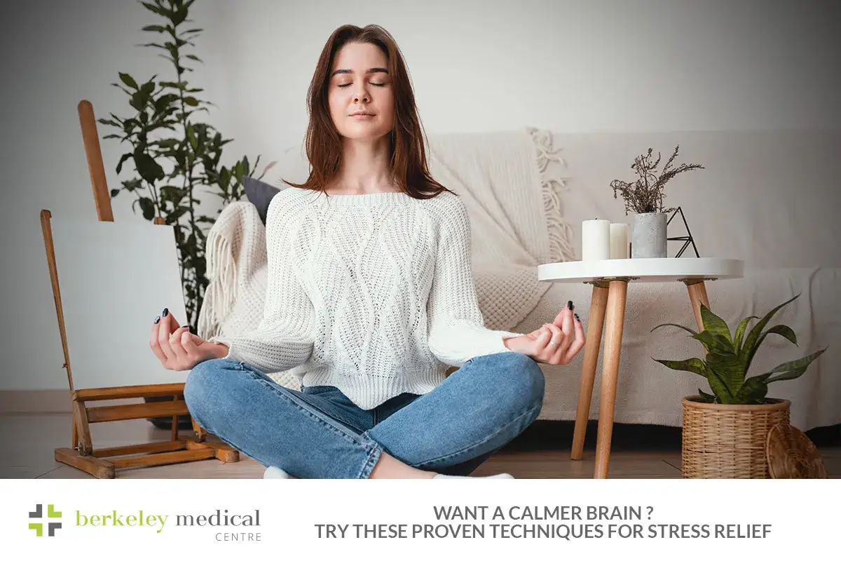 Femme méditant en tailleur, cherchant un traitement naturel pour la tension nerveuse. Ambiance zen et apaisante.