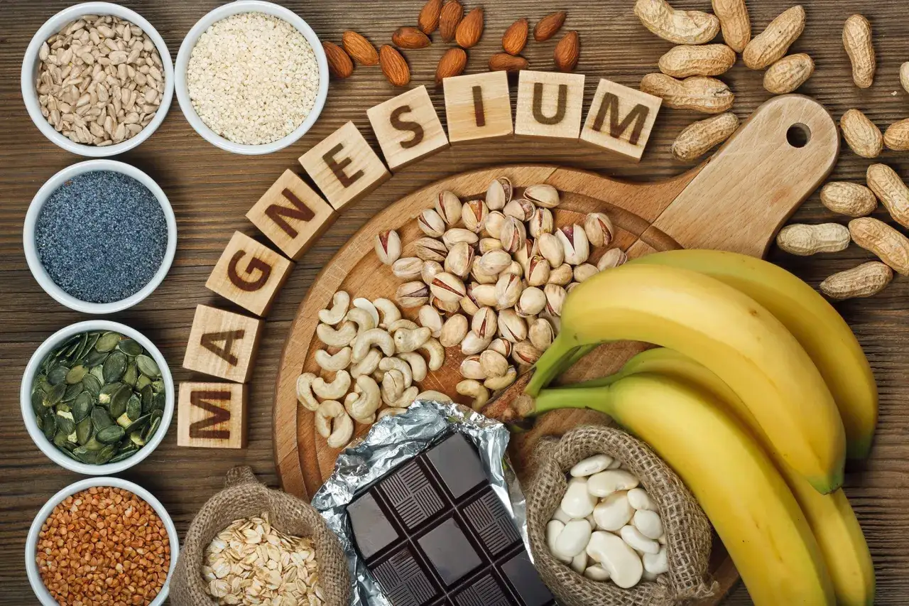 Des aliments riches en magnésium : bananes, noix, graines, chocolat noir. Une cure de magnésium naturelle et gourmande.