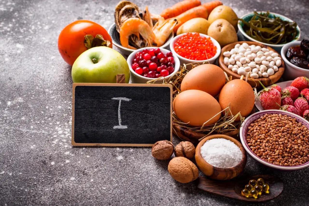 Assiette de fruits, légumes, œufs, crevettes, et grains. Une ardoise indique