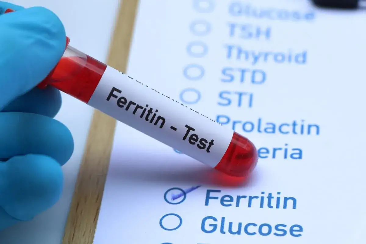 Main tenant, qui a toujours froid, fait un test de ferritine pour comprendre pourquoi. Le tube à essai contient son sang.