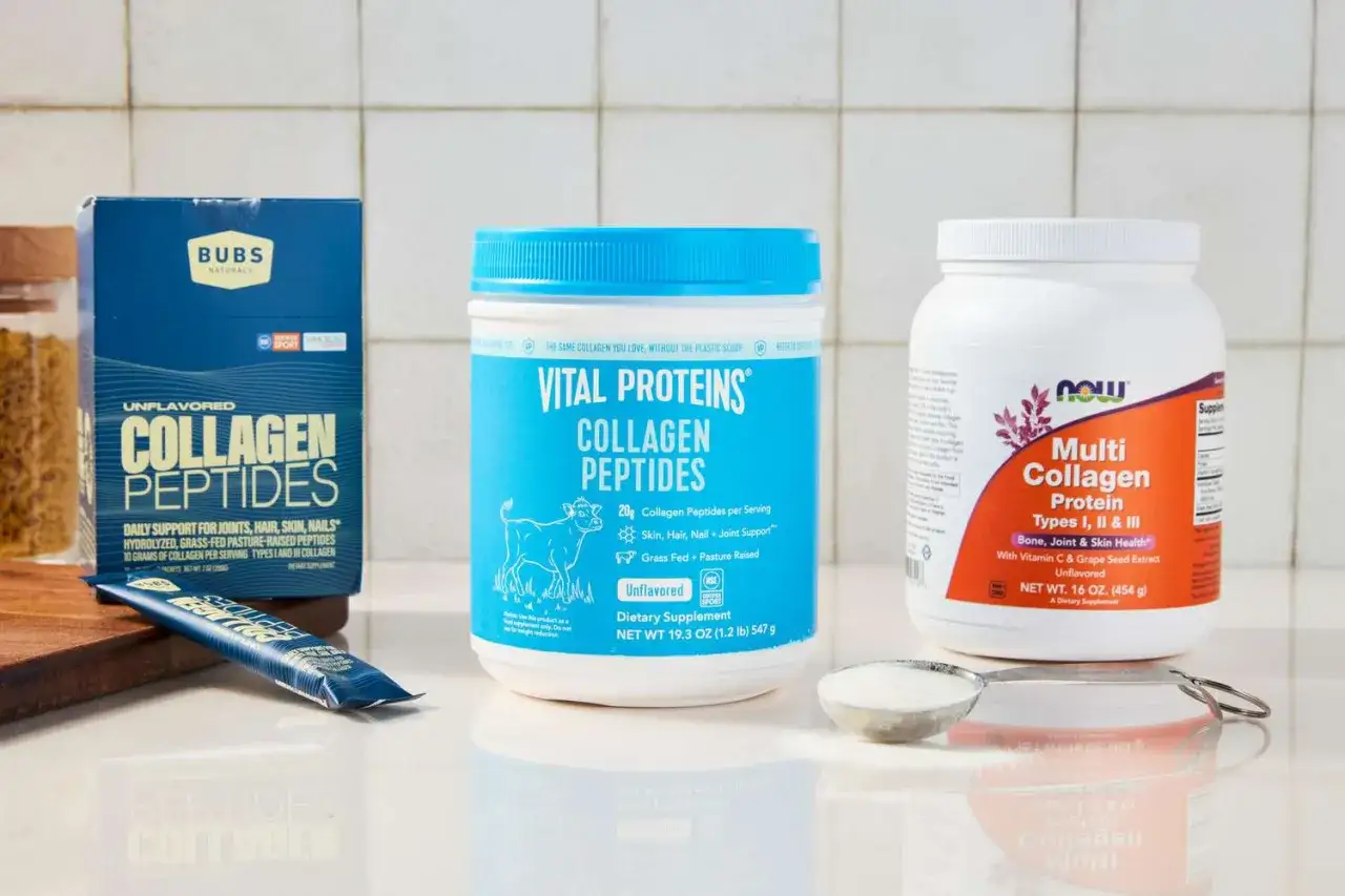 Trois contenants de peptides de collagène : Bubs Naturals, Vital Proteins et NOW Foods. Un sachet individuel est également visible.