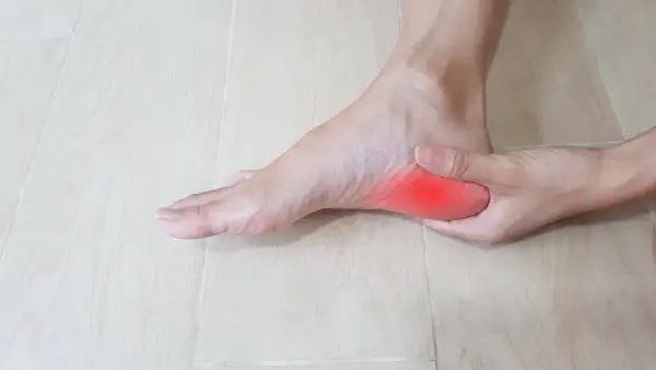 Douleur au talon, zone rouge indiquant une inflammation de l'aponévrose plantaire. Le temps de guérison peut varier.