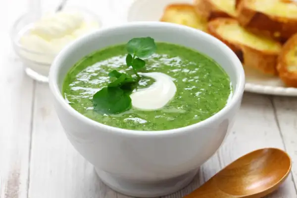 Velouté de cresson, une touche de crème et des croûtons. Parfait pour un dîner léger avant une bonne nuit de sommeil.