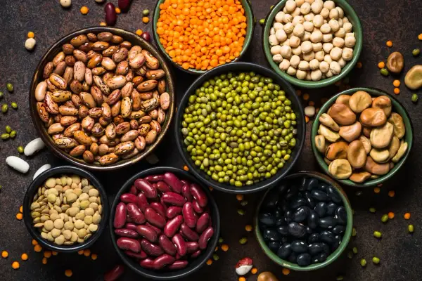 Assortiment de légumineuses : haricots, lentilles, pois chiches, fèves, mungo. Ces aliments sont excellents pour la gestion de la glycémie.