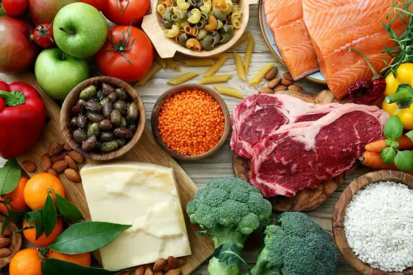 Ingrédients pour comment faire monter le bon cholestérol : saumon, bœuf, amandes, olives, avocats, fruits, légumes, riz, pâtes.
