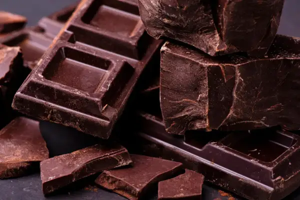 Morceaux de chocolat noir, parfaits pour savoir que manger en cas de baisse de tension. Un délice gourmand.