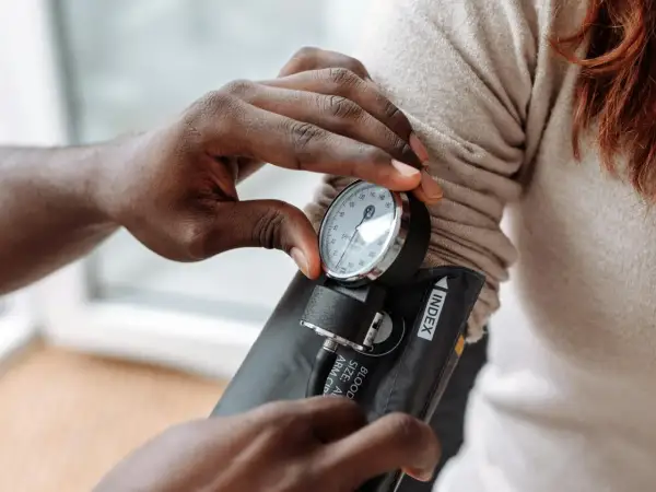 Prise de tension artérielle, un sujet important pour la gestion de l'hypertension, où le collagène marin pourrait jouer un rôle.
