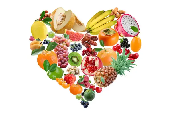 Un cœur de fruits et légumes frais, une alimentation saine pour combattre le mauvais cholestérol.