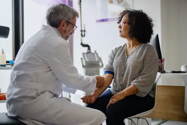 Un médecin prélève du sang pour vérifier le taux de chlore dans le sang d'une patiente.