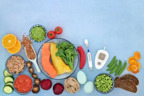 Aliments sains et glucomètre pour savoir comment faire baisser sa glycémie avant une prise de sang.
