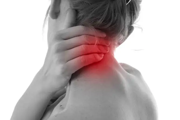Main d'une personne tenant son cou, zone rouge indiquant des douleurs cervicales et dorsales. Que faire pour soulager ?