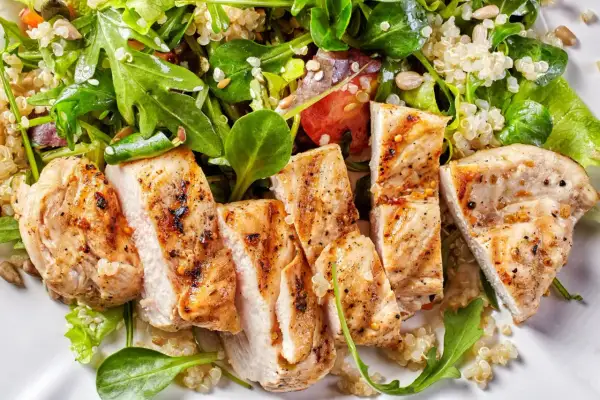 Poulet grillé et quinoa avec salade verte. Un repas sain pour votre menu semaine régime ménopause.