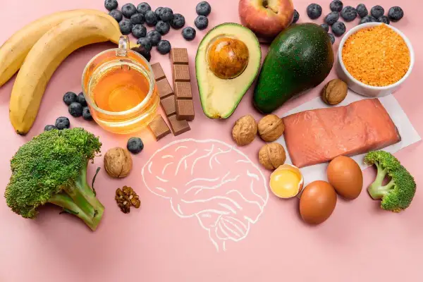 Bananes, myrtilles, chocolat, avocat, saumon, œufs, brocolis, noix, lentilles. Quelle est la meilleure vitamine pour le cerveau ? Ces aliments sont excellents pour la santé cérébrale.