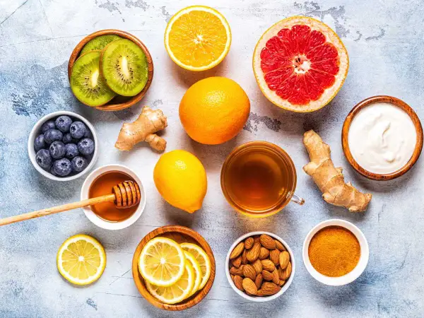 Fruits, miel, gingembre, curcuma, amandes, yaourt et thé. Une invitation à la dégustation, loin de toute zona alimentation à éviter.